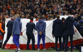 Los 'stewards' desplegaron una especie de carpa mientras Szalai recibía atención sanitaria.