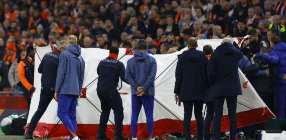 Los 'stewards' desplegaron una especie de carpa mientras Szalai recibía atención sanitaria.