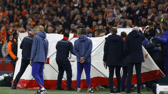 Los 'stewards' desplegaron una especie de carpa mientras Szalai recibía atención sanitaria.