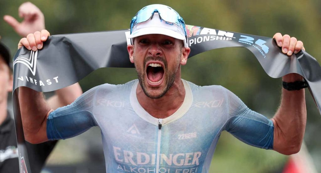 Patrick Lange celebra su victoria en el Mundial de Ironman 2024.