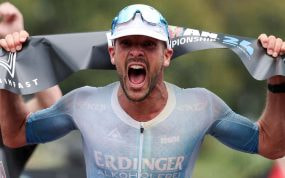 Patrick Lange celebra su victoria en el Mundial de Ironman 2024.