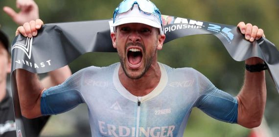 Patrick Lange celebra su victoria en el Mundial de Ironman 2024.