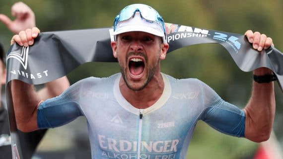 Patrick Lange celebra su victoria en el Mundial de Ironman 2024.