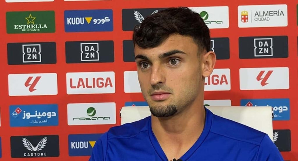 Marc Pubill, en un momento de su entrevista con Relevo en la sala de prensa del UD Almería Stadium.