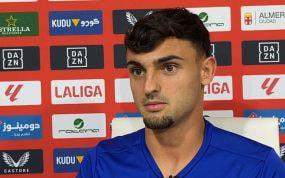Marc Pubill, en un momento de su entrevista con Relevo en la sala de prensa del UD Almería Stadium.