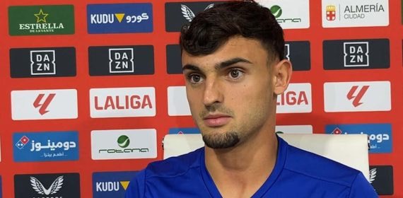 Marc Pubill, en un momento de su entrevista con Relevo en la sala de prensa del UD Almería Stadium.