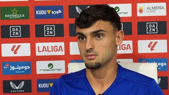 Marc Pubill, en un momento de su entrevista con Relevo en la sala de prensa del UD Almería Stadium.