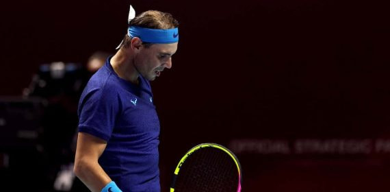 Rafael Nadal se lamenta durante un partido.