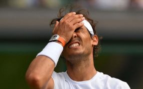 Rafael Nadal se lamenta durante un partido en Wimbledon 2015, durante la época en la que sufrió problemas de ansiedad.