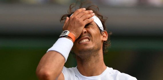 Rafael Nadal se lamenta durante un partido en Wimbledon 2015, durante la época en la que sufrió problemas de ansiedad.