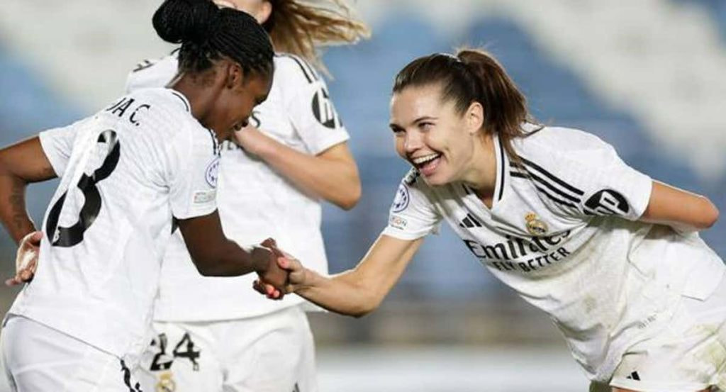 Linda Caicedo y Signe Brunn celebran un gol del Real Madrid.