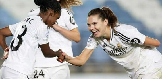Linda Caicedo y Signe Brunn celebran un gol del Real Madrid.