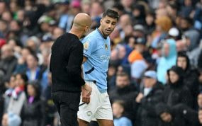 Pep Guardiola y Rodri, una vez el futbolista tuviera que ser sustituido por una lesión de ligamento cruzado.
