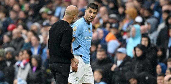 Pep Guardiola y Rodri, una vez el futbolista tuviera que ser sustituido por una lesión de ligamento cruzado.