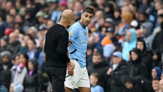 Pep Guardiola y Rodri, una vez el futbolista tuviera que ser sustituido por una lesión de ligamento cruzado.