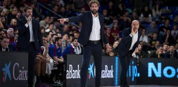 Roger Grimau, la pasada temporada, al frente del banquillo del Barça.