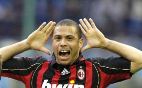 Ronaldo celebra un gol con el Milan en 2007.