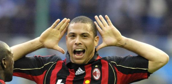 Ronaldo celebra un gol con el Milan en 2007.