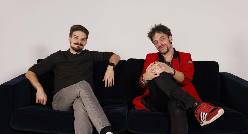 Erlantz y Gabriel, Shinova, posan en Relevo.