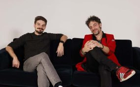 Erlantz y Gabriel, Shinova, posan en Relevo.