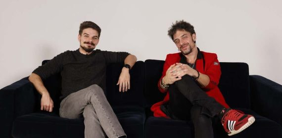 Erlantz y Gabriel, Shinova, posan en Relevo.