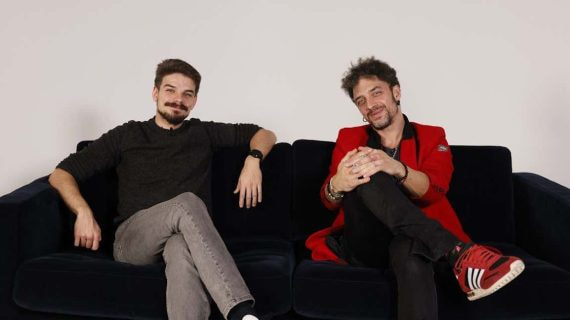Erlantz y Gabriel, Shinova, posan en Relevo.