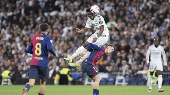 Tchouameni en un duelo con Marc Casadó en el último Clásico.