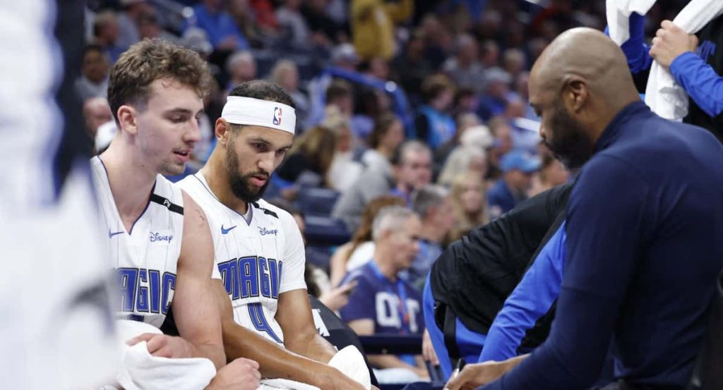 Jugadores de Orlando Magic reciben instrucciones de su entrenador en un tiempo muerto de un partido de la NBA.