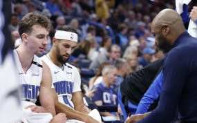 Jugadores de Orlando Magic reciben instrucciones de su entrenador en un tiempo muerto de un partido de la NBA.