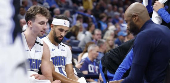 Jugadores de Orlando Magic reciben instrucciones de su entrenador en un tiempo muerto de un partido de la NBA.