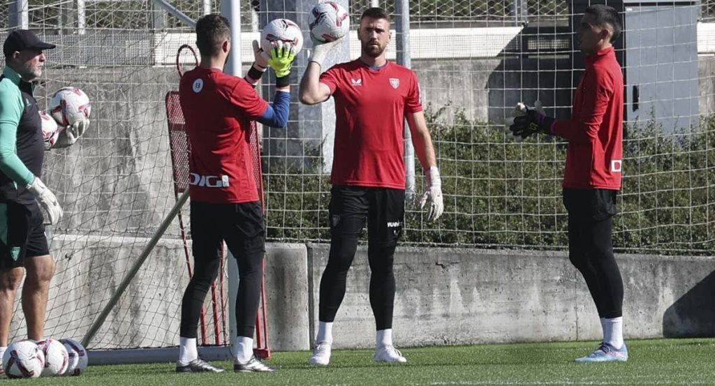 El portero internacional del Athletic de Bilbao, Unai Simón, junto a sus compañeros Julen Agirrezabala y Alex Padilla.