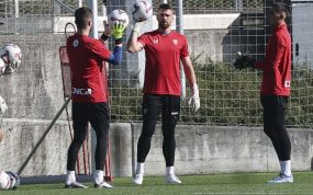 El portero internacional del Athletic de Bilbao, Unai Simón, junto a sus compañeros Julen Agirrezabala y Alex Padilla.