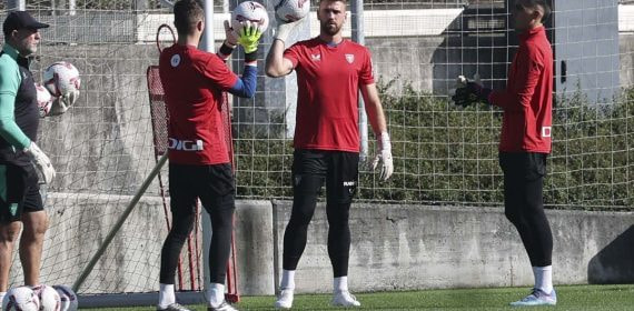El portero internacional del Athletic de Bilbao, Unai Simón, junto a sus compañeros Julen Agirrezabala y Alex Padilla.