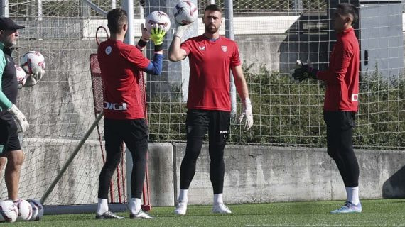El portero internacional del Athletic de Bilbao, Unai Simón, junto a sus compañeros Julen Agirrezabala y Alex Padilla.