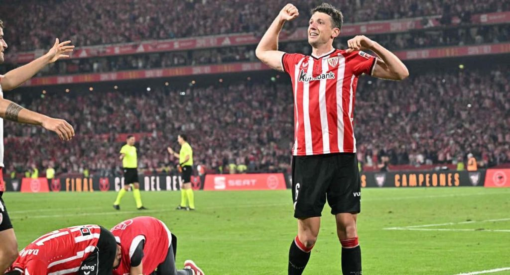 Mikel Vesga celebra el título de Copa, con Dani García llorando desconsolado.