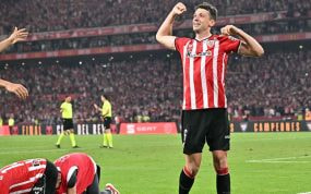 Mikel Vesga celebra el título de Copa, con Dani García llorando desconsolado.
