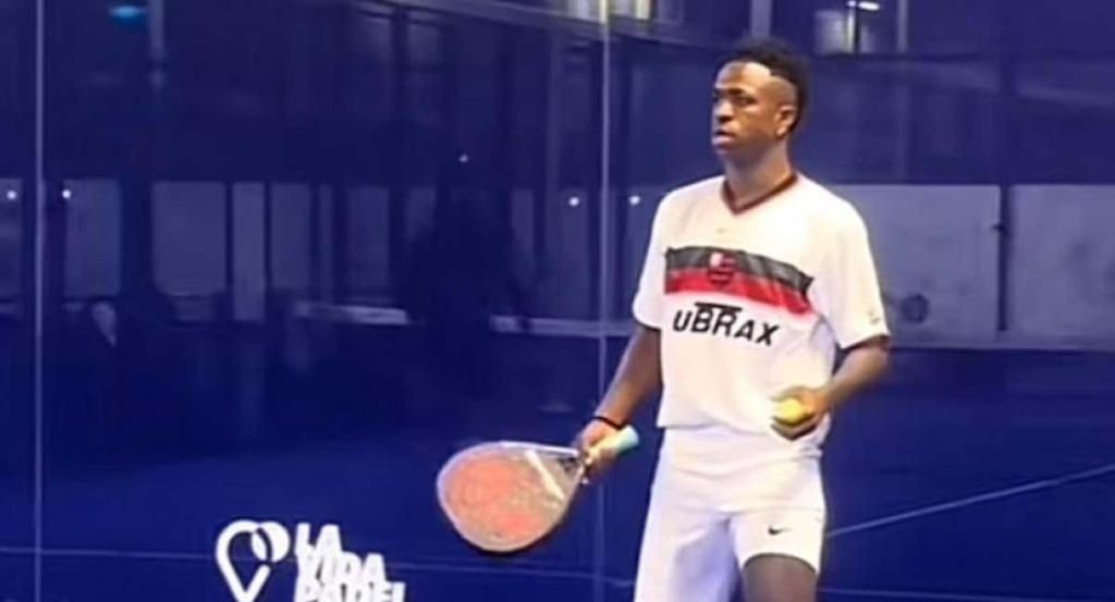 Vinicius jugando al pádel en un club de Madrid.