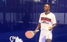 Vinicius jugando al pádel en un club de Madrid.