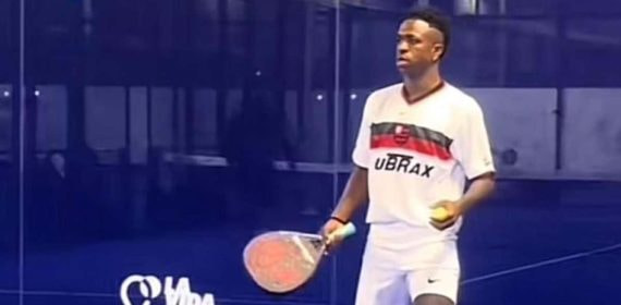 Vinicius jugando al pádel en un club de Madrid.