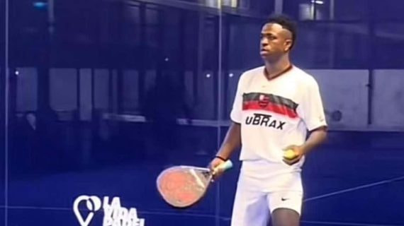 Vinicius jugando al pádel en un club de Madrid.
