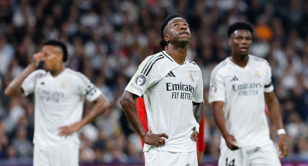 Vinicius, Militao y Tchouameni, hundidos durante el partido contra el Milan.