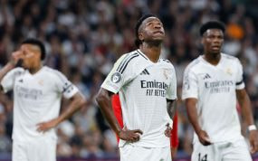 Vinicius, Militao y Tchouameni, hundidos durante el partido contra el Milan.