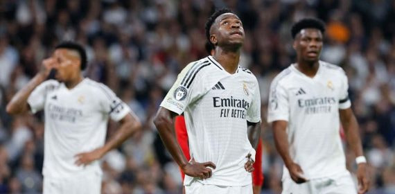 Vinicius, Militao y Tchouameni, hundidos durante el partido contra el Milan.
