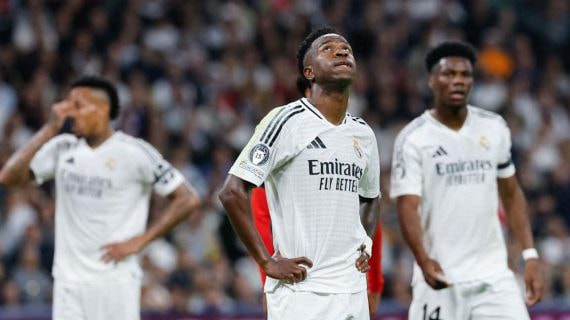 Vinicius, Militao y Tchouameni, hundidos durante el partido contra el Milan.