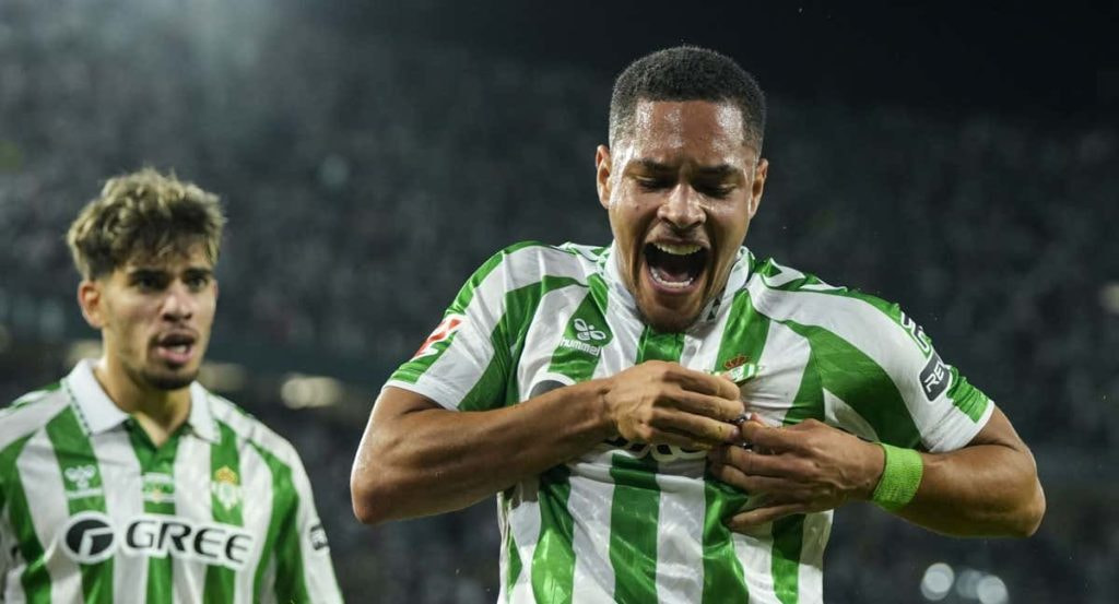 Vítor Roque celebra un gol con el Betis.
