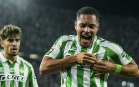 Vítor Roque celebra un gol con el Betis.