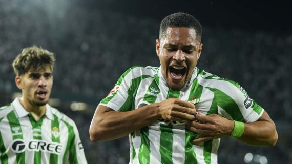 Vítor Roque celebra un gol con el Betis.
