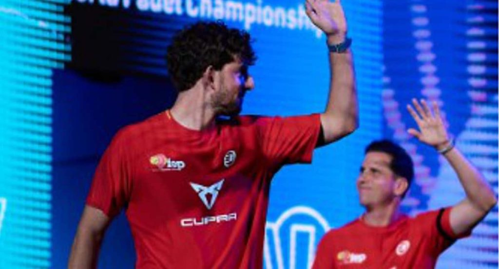 Dos jugadores españoles de pádel durante un partido