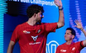 Dos jugadores españoles de pádel durante un partido