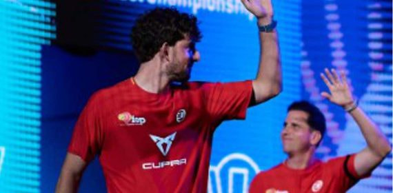 Dos jugadores españoles de pádel durante un partido